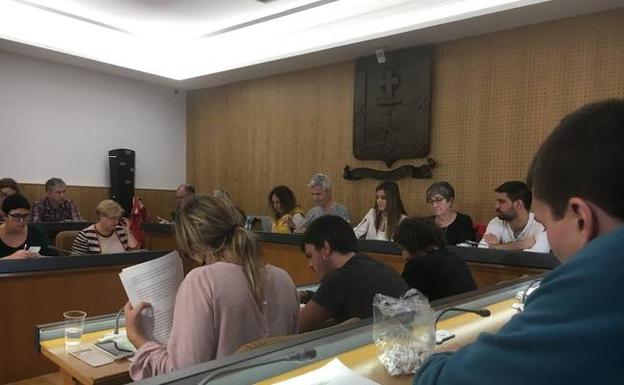 La Corporación, durante la sesión de ayer. / ASIER ANDUEZA