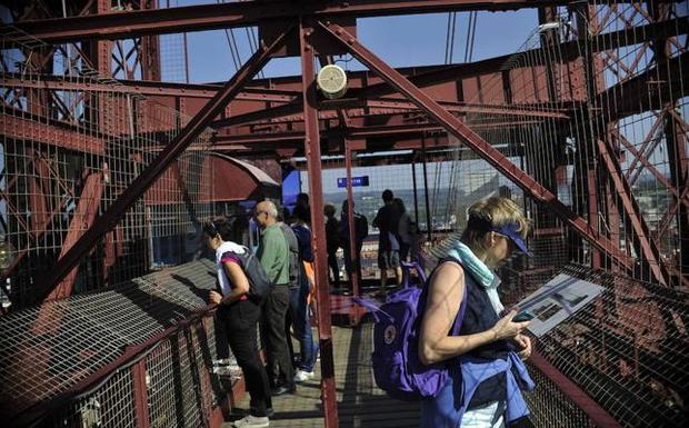 Una turista en el Puente Colgante, en Getxo. / IGNACIO PÉREZ