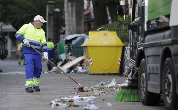 Un operario retira la basura acumulada tras la feria. / MAIKA SALGUERO