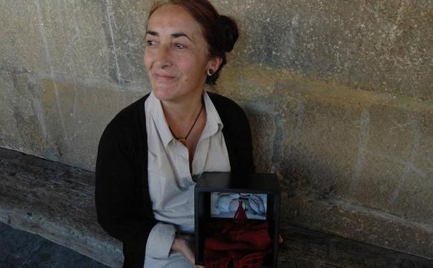 María Zubizarreta muestra una de sus obras de arte textil. / M. DÍAZ