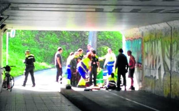 El personal sanitario y los policías asisten a los heridos./E. C.