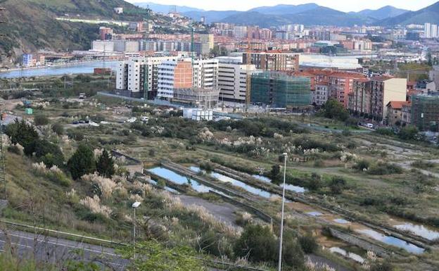 El terreno es propiedad de La Caixa y Kutxabank. / PEDRO URRESTI