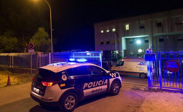 Una ambulancia, en la puerta del Centro de Internamiento de Extranjeros. /Javier Carrión / AGM