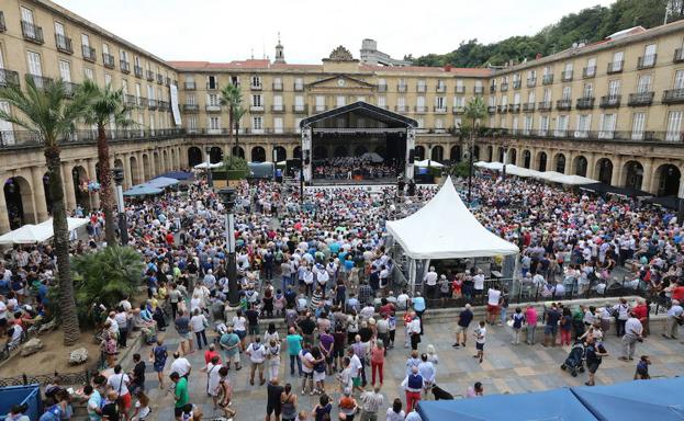 La Plaza Nueva de Bilbao, en fiestas./PEDRO URRESTI