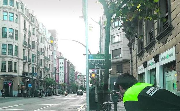 Los controles con el radar móvil se realizaron cerca de las carcasas que permanecen vacías. / E. C.
