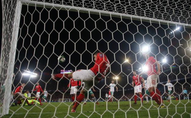 Ricardo Rodríguez salva el gol rival en el tiempo de descuento./Reuters