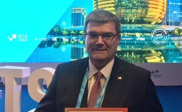 Juan Mari Aburto, con la placa que reconoce su labor./E. C.