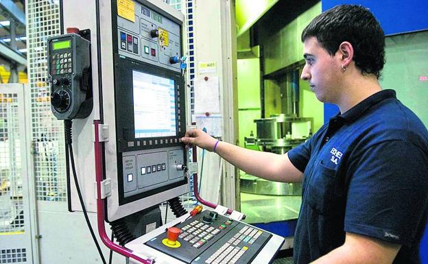 Un joven formado en FP, en su puesto de trabajo./E. C.