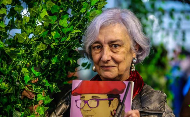 Arantza Urretabizkaia, con ‘Jaizkibel Konpainia’, de Iñigo Goikoetxea, autoeditado por la compañía. Es un cómic sobre el alarde de Hondarribia en el que Urretabizkaia ha desfilado 20 años.