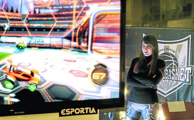 Elisabeth Rosado, ‘Isisbella’, es la primera mujer directora de un equipo de eSports, el CE Sabadell./Borja Agudo