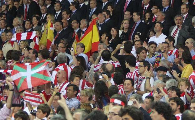 Los pitos ya se escucharon en la final de 2012 en el Calderón, que también disputaron Athletic y Barcelona./