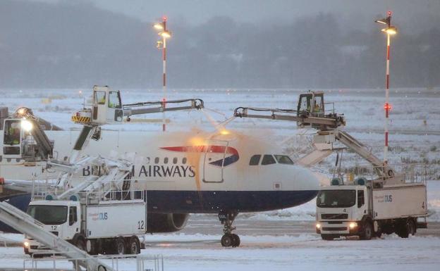 Aeropuerto de Düsseldorf cubierto de nieve./