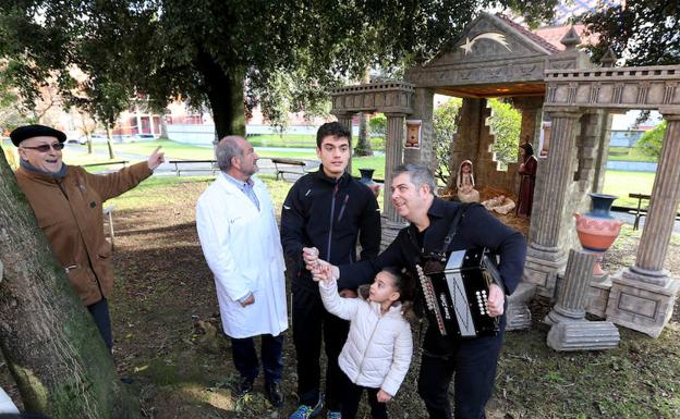El músico Kepa Junkera animó con la trikitrixa el encendido del belén en Basurto./Pedro Urresti