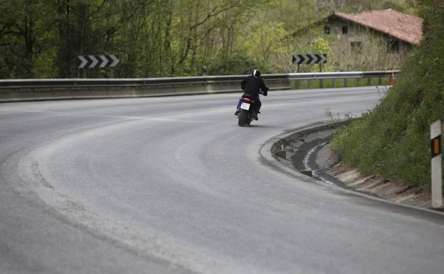 Una persona queda atrapada tras un accidente entre dos vehículos en Trabakua