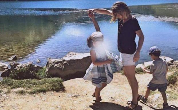 Jaione con sus dos hijos.