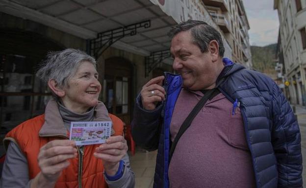 Aja con una de las agraciadas en el sorteo. / M. SALGUERO