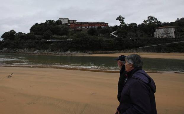 Una pareja pasea por delante de la zona de Vista Alegre, donde se construirá el parking. / M. SALGUERO