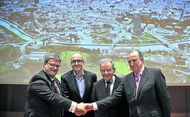 Juan Mari Aburto y Josu Ortuondo se saludan junto a los presentadores de la conferencia ofrecida ayer en el Palacio Euskalduna./IGNACIO PÉREZ