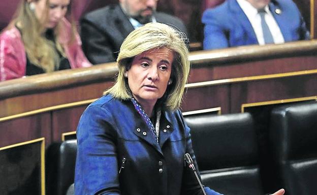 La ministra Báñez, ayer en el Congreso. /EFE