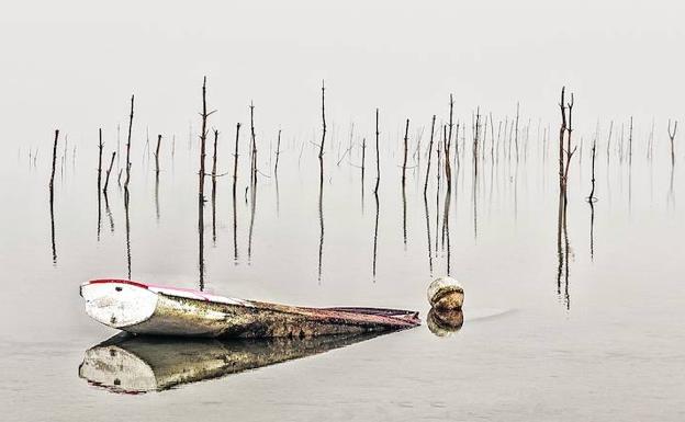 Esta imagen fantasmagórica de una barca hundiéndose en el embalse de Ullibarri-Gamboa ha sido merecedora del primer premio. /Javier Ortiz