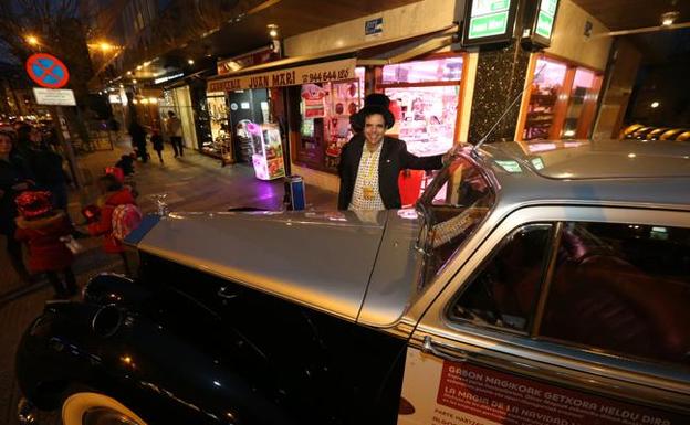 El mago, tras salir ayer de la carnicería Juan Mari, en la que realizó una actuación./PEDRO URRESTI