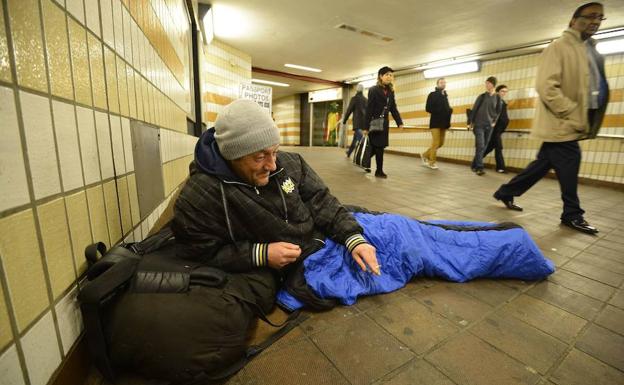 Un hombre sin hogar duerme en la estación de Charing Cross en Londres./Reuters