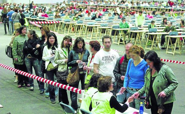 Personal de la UPV verifica las identidades de los aspirantes para participar en una OPE./FERNANDO GÓMEZ