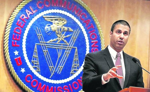 Ajit Pai, en la conferencia de prensa en la que explicó la decisión de la Comisión de Comunicaciones de cambiar las leyes regulatorias./AFP