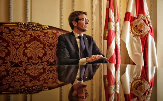 Gorka Urtaran, alcalde de Vitoria, en su despacho./Rafa Gutiérrez