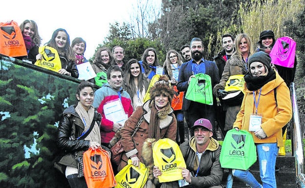 El grupo, de unas 20 personas, fue recibido en Mendibile. / M. CECILIO