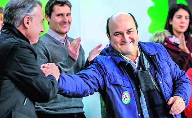 Ortuzar saluda a Urkullu en presencia de Itxaso Atutxa en el reciente acto por Sabino Arana en Sukarrieta./MAIKA SALGUERO