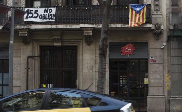 Cartel de 'No olvidaremos' colocado por un vecino independentista.