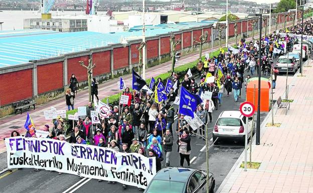 La manifestación partió desde Santurtzi y concluyó delante de las vallas del recinto portuario/ECUADOR ETXEA