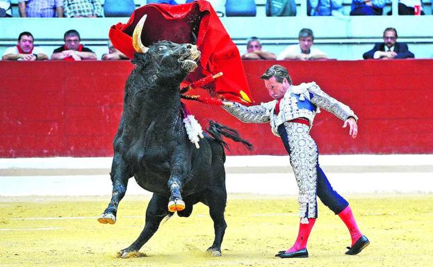 Diego Urdiales durante la corrida del 5 de agosto de 2016, el último año en el que hubo feria taurina. /Iosu Onandia