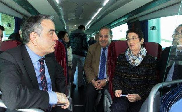 Alicia Ruiz de Infante junto a Javier de Andrés, en una de las rutas de autobús que renovó como diputada foral de Transportes./E. C.