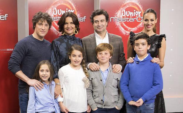 El jurado de MasterChef Junior, con varios participantes./TVE