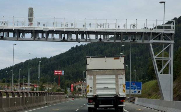 Un camión atraviesa el dispositivo en forma de arco instalado en el puerto de Etzegarate./MICHELENA