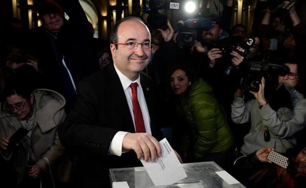 Miguel Iceta deposita su voto. /AGENCIAS
