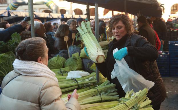 Una mujer compra un cardo en el mercado/Rafa Gutiérrez