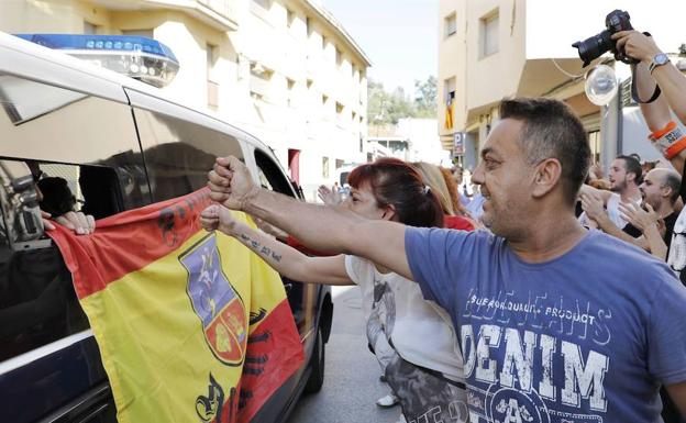 Vecinos de Pineda apoyan a la Policía nacional tras los incidentes del pasado 1 de octubre.