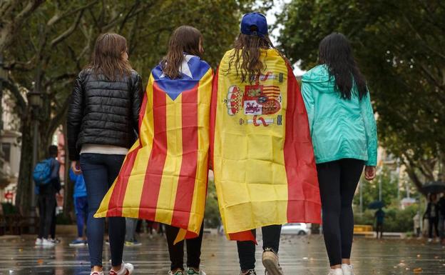 Jóvenes con banderas caminar por una calle de Barcelona./EFE