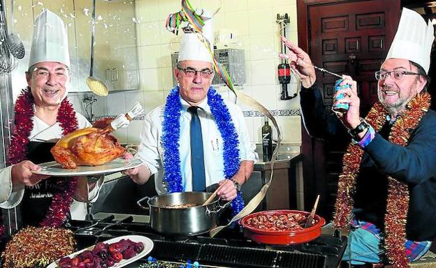 De izquierda a derecha, Alberto López de Ipiña, Patxi Antón y Fernando González de Heredia, ‘Tote’, listos para degustar los cuatro platos elegidos. /Rafa Gutiérrez