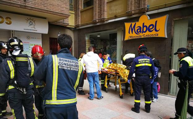 Los servicios sanitarios trasladan a uno de los heridos./P. ALONSO / AGM