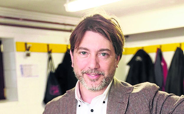 Ramón Castelo posa en los vestuarios de Fadura. / PEDRO URRESTI