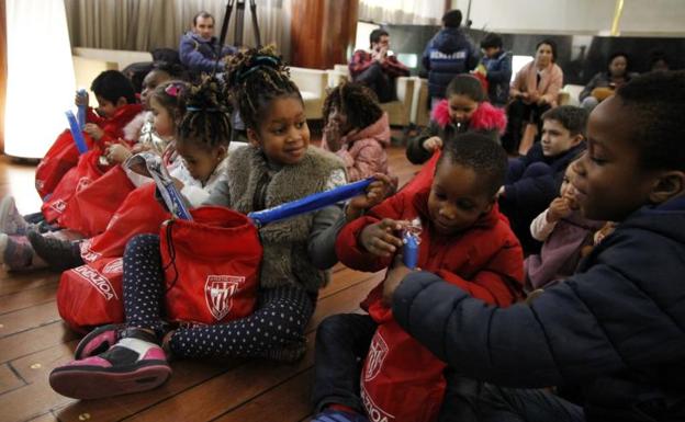 Varios niños, con sus regalos./MANU CECILIO