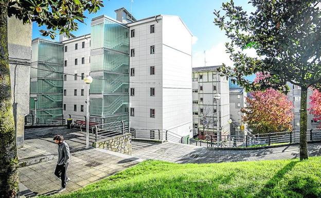 El edificio rehabilitado en la calle Txotena es el modelo a seguir que se propone para todo el barrio, donde hay 112 inmuebles y 276 portales/