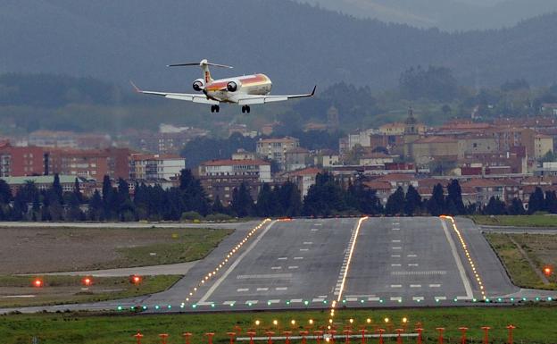 Un vuelo trata de tomar tierra en Loiu./E. C.