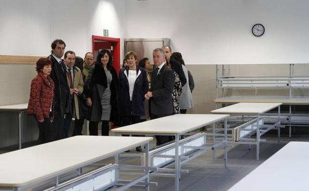 El lehendakari y la consejera, acompañados por docentes, Ampa y responsables municipales. / MANU CECILIO