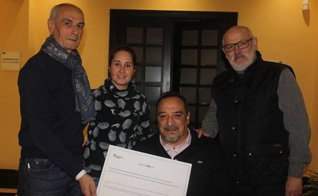 Entrega del talón de la Peña Santa Cruz. / AYTO. DE GALDAKAO