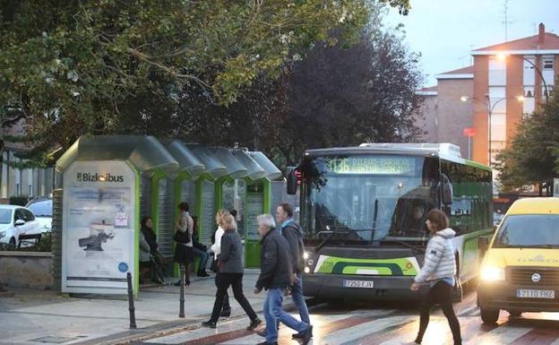 Los nuevos horarios y paradas entran en vigor el lunes. / E. C.
